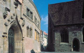 Foto: Alte Universität Erfurt, Collegium maius, und Michaeliskirche Erfurt © Tourismus Gesellschaft Erfurt, Foto: Barbara Neumann Links im Bild die wiederaufgebaute Universität, rechts ein Teil der Universitätskirche.