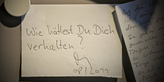 Foto: Notizzettel © Boris Hajduković ein Notizzettel "Wie hättest Du Dich verhalten?" an der Pinnwand
