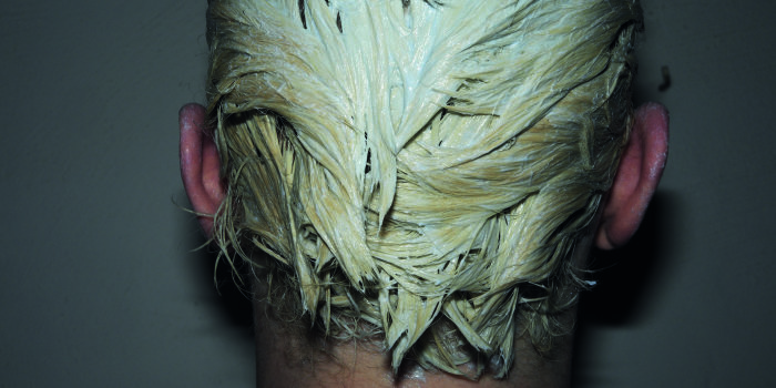 Foto: o.T. aus der Reihe Liaisons Latentes © Hammerschmidt+Gladigau Foto Hinterkopf mit gefärbten Haaren