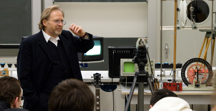 Foto: Eröffnungsveranstaltung 2015: Prof. Zylka © FH Erfurt Männliche Person referiert im Umfeld von technischen Geräten