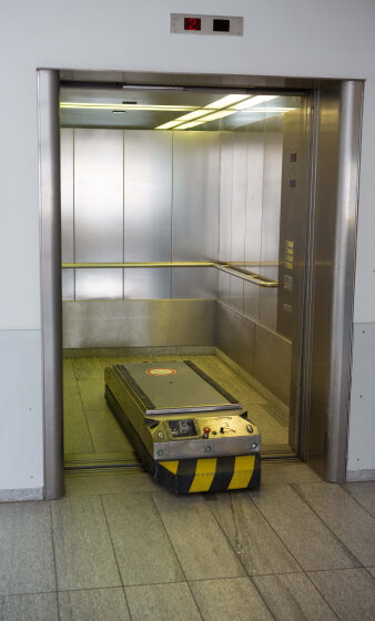 Ein automatischer Wagen kommt aus dem Fahrstuhl.