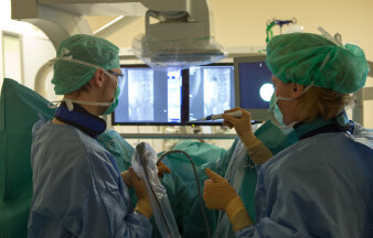 Zwei Ärzte entfernen Nierensteine mithilfe von Geräten.