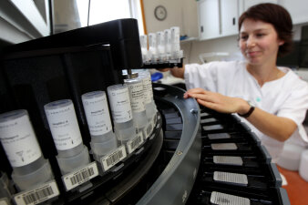 Eine Person untersucht Proben im Labor.