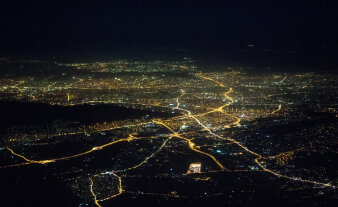 Das Lichtnetz einer Stadt bei Nacht von oben