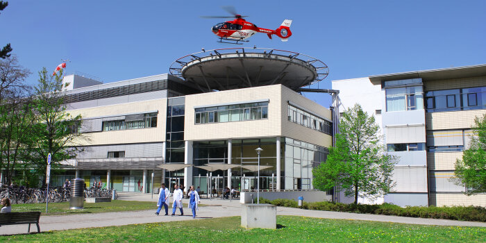 Außenansicht eines Krankenhauses mit Hubschrauberlandeplatz