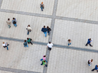 Foto: Campus Uni Erfurt © Universität Erfurt Vogelperspektive auf den Eingangsbereich mit Menschen