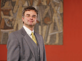Foto: Prof. Dr. Patrick Rössler © Universität Erfurt Halbportät vor unscharfem Wandbild