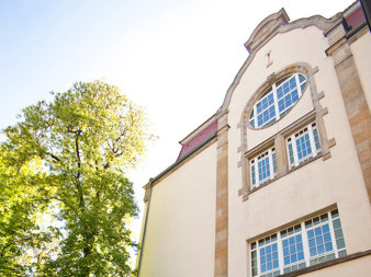 Foto: Lehrgebäude Am Hügel © Universität Erfurt Außenansicht eines großen Gebäudes
