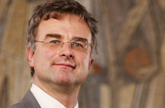 Foto: Prof. Dr. Patrick Rössler © Universität Erfurt Halbportät vor unscharfem Wandbild
