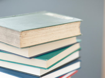 Foto: Lesung: „Umnachtungen“ – Vom lustvollen Seufzer des Sudankäfers © Universität Erfurt ein Bücherstapel