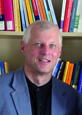 Foto: Dr. Andreas Lindner © Universität Erfurt Halbporträt vor Bücherregal