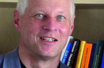 Foto: Dr. Andreas Lindner © Universität Erfurt Halbporträt vor Bücherregal