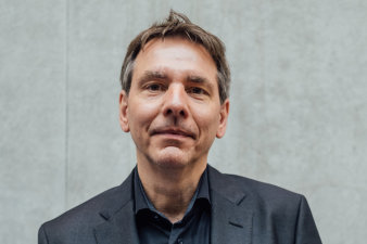 Foto: Dr. Sascha Salatowsky © Universität Erfurt Porträt einer männlichen Person