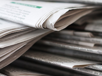 Foto: Zeitungsstapel © Universität Erfurt gestapelte Zeitungen