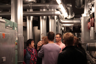 Foto: Führung Stefan Doogs © Universität Erfurt eine Menschengruppe in einem Technikraum mit dicken Rohren