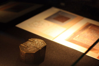 Foto: Ausstellung "Jüdisches Metallhandwerk in Syrien" © Universität Erfurt kleine verzierte Schatulle