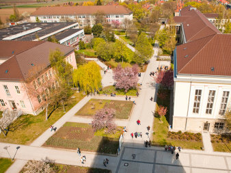 Foto: Campus der Universität Erfurt © Universität Erfurt Vogelperspektive auf den Eingangsbereich der Universität Erfurt