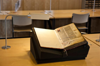 Foto: Bibliotheca Amploniana der Universität Erfurt © Universität Erfurt aufgeschlagenes altes Buch in einem Bibliotheksraum