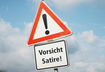 Bild: Satire © Michael Löper / Pixelio Ein Verkehrsschild "ACHTUNG" unter dem "Vorsicht Satire!" steht.