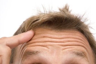 Foto: Denken © HELIOS Kliniken GmbH Stirn mit seitlich angesetztem Finger