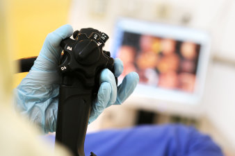 Foto: Gastroskopie © Helios Kliniken GmbH Steuerelement der Gastroskopie