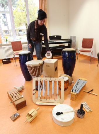 Foto: Musiktherapie © HELIOS Kliniken GmbH / C. Fischer Mehrere Instrumente in einem Raum