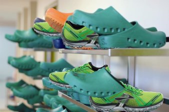 Foto: Sport- und Gesundheitsschuhe © HELIOS Kliniken GmbH Schuhe im Regal