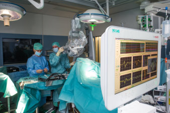 Foto: Operationssaal © Helios Kliniken GmbH Raum mit Operateuren und Medizintechnik