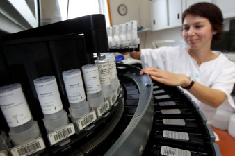 Foto: Pathologie © Helios Kliniken GmbH Frau bedient ein karusellähnliches Gerät