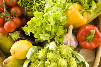 Foto: Ernährungsirrtümer © Helios Kliniken GmbH Korb voll mit Obst, Gemüse, Salat, Paprika, Tomaten und Zitronen