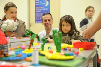 Foto: Kinderbasteln © HELIOS Kliniken GmbH Kind hinter Basteltisch