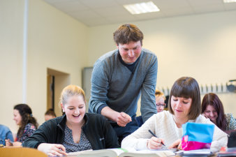 Foto: Ausbildung © Helios Kliniken GmbH Lehrkraft mit Schülerinnen