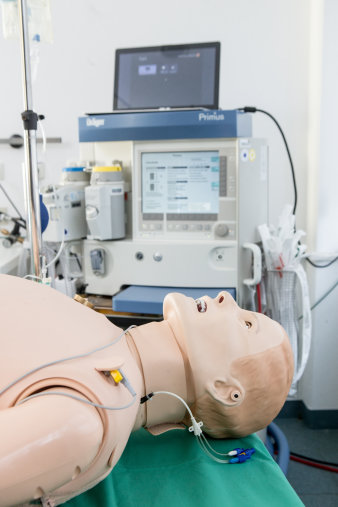 Foto: Simulationszentrum © Helios Kliniken GmbH liegende Puppe an Apparaten