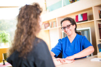 Foto: Palliativ © Helios Kliniken GmbH Krankenschwester im Gespräch mit Person