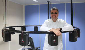 Foto: Hörrichtungsanlage © Helios Kliniken GmbH Mediziner mit im Kreis angeordneten Musikboxen
