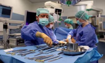 Foto: Operationssäle © HELIOS Kliniken GmbH Operationssäle: Ärzte im Operationssaal