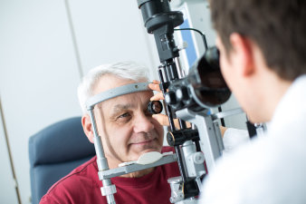 Foto: Augenuntersuchung © Helios Kliniken GmbH Auge eines Patienten wird mittels optischen Gerätes untersucht