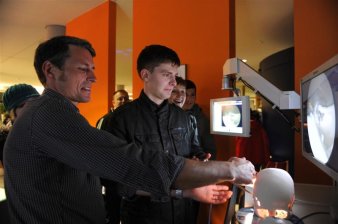 Foto: OP zum Mitmachen © Helios Kliniken GmbH Neurochirurgie zum Mitmachen: Ärzte und Besucher am Operationssimulator