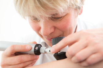 Foto: Hautuntersuchung © HELIOS Kliniken GmbH Hautuntersuchung mit aufgesetztem Gerät