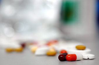 Foto: Kardiologie © HELIOS Kliniken GmbH Kardiologie: Arzt misst bei Patientin den Blutdruck