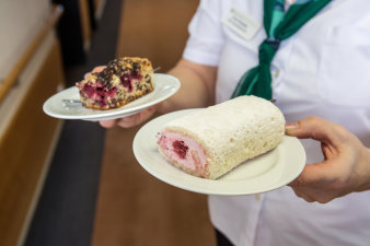 Foto: Ernährung © Helios Kliniken GmbH Zwei Teller mit Kuchen in den Händen einer Person