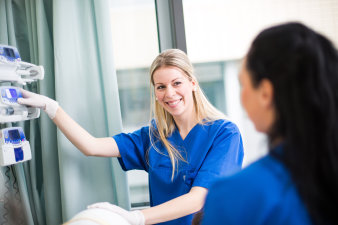 Foto: Intensivmedizin © Helios Kliniken GmbH Krankenschwester bedient medizinische Geräte