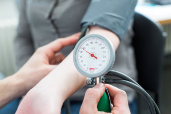 Foto: Blutdruckmessung © Helios Kliniken GmbH Messung des Blutdrucks am Oberarm mit Manometer und Manschette