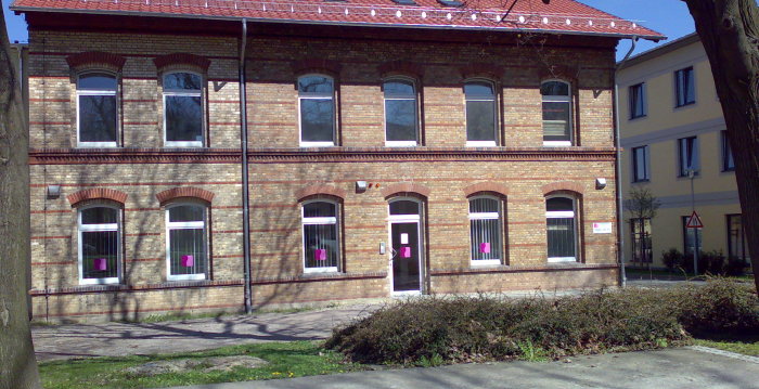 Foto: Mammographie Screening Thüringen Nord West © Mammographie Screening Thüringen Nord West Blick auf das Gebäude mit braunen Klinkersteinen.