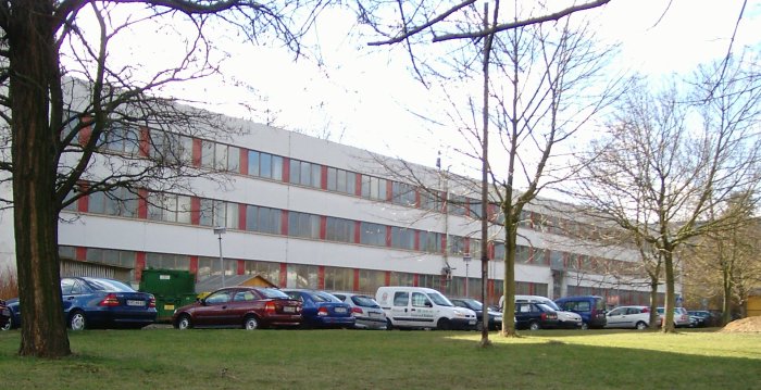 Foto: Gebäude TBV (Eingang Friedrich-Ebert-Straße) © TBV dreistöckiger Flachbau, parkende Autos davor