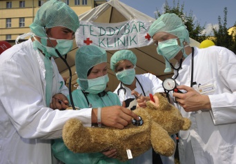 Foto: Teddyklinik © HELIOS Kliniken GmbH ein Teddy wird von mehreren Medizinern untersucht