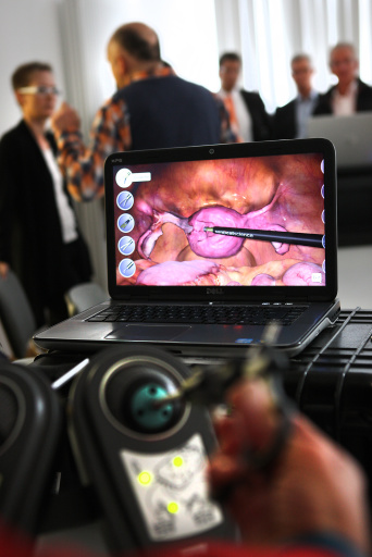 Foto: Operieren mit „Voxal Man“ © HELIOS Kliniken GmbH Laptop mit Steuereinheit für Handbedienung