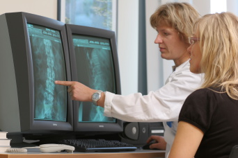 Foto: Wirbelsäulenerkrankungen © HELIOS Kliniken GmbH Wirbelsäulenerkrankungen: Ärztin erklärt Patientin die Röntgenbilder der Wirbelsäule