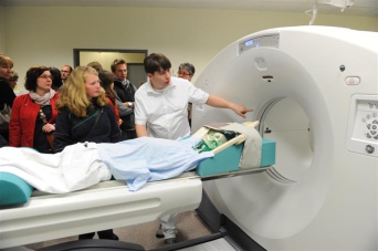 Foto: Besichtigung PET/CT © Helios Kliniken GmbH Ärztin erkärt das PET/CT