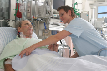 Foto: Intensivmedizin © HELIOS Kliniken GmbH Intensivmedizin: Krankenschwester kümmert sich um Patienten der Intensivstation